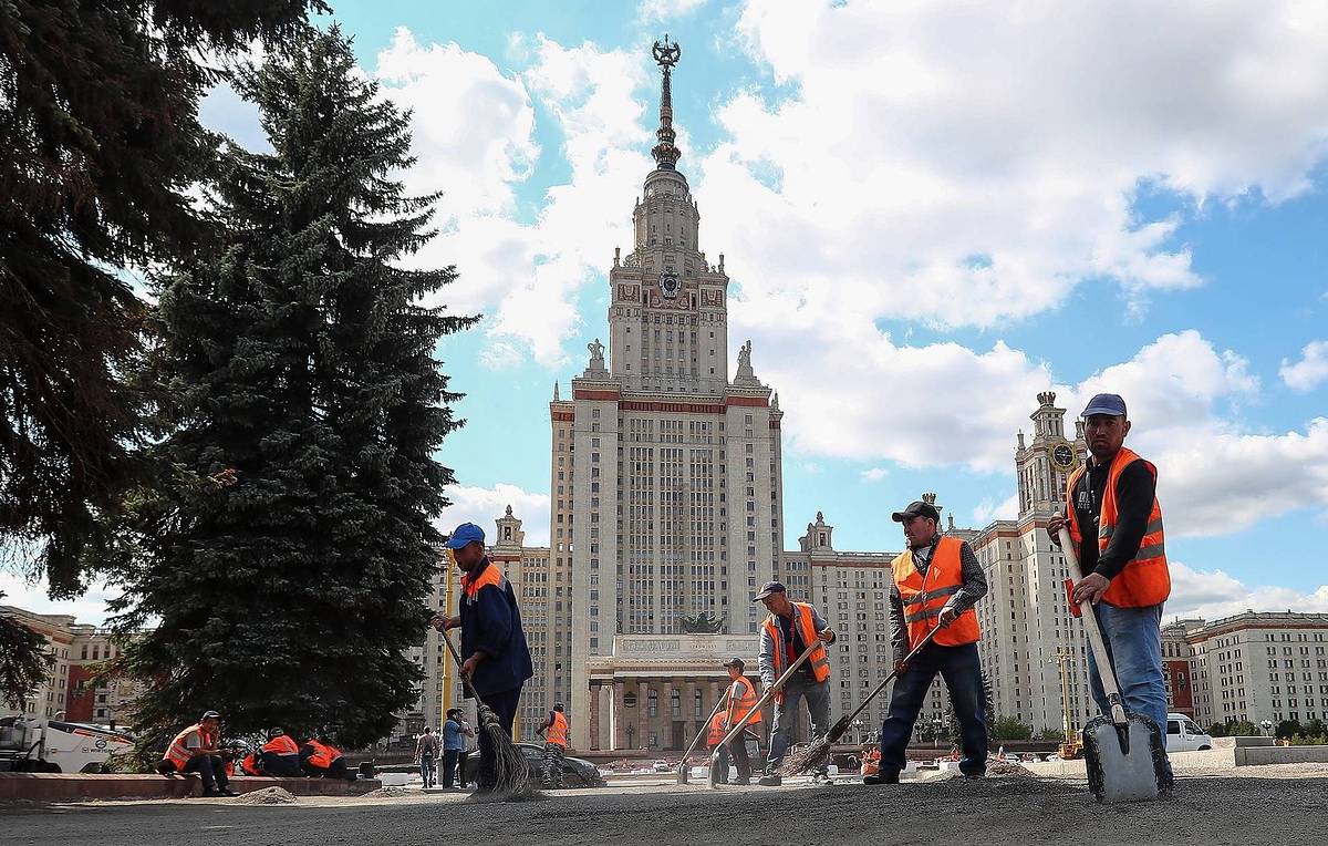 Москва гражданин иностранный. Трудовые имигранты в России. Трудовые мигранты в России. Рабочие мигранты в России. Мигранты работают.