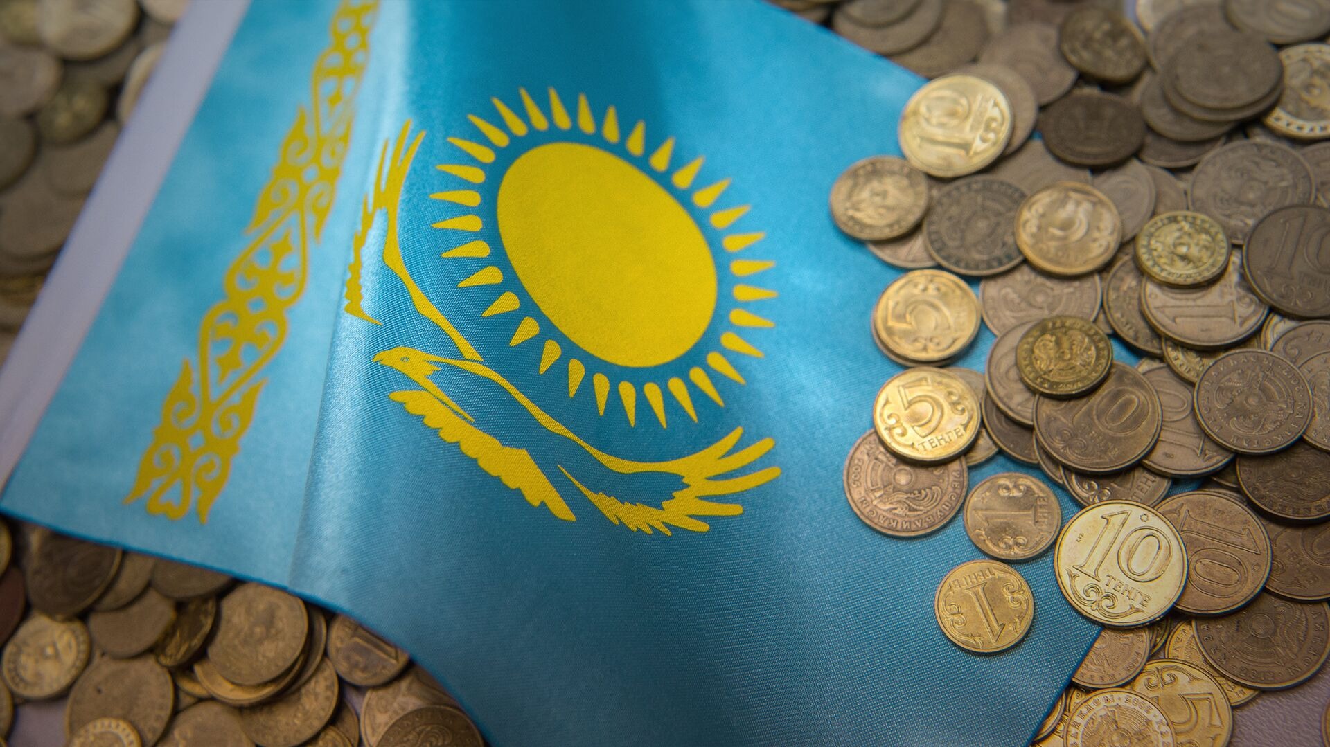 Казахстанский флаг и деньги